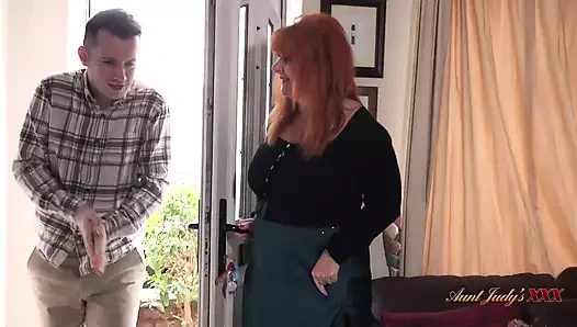 Auntjudysxxx - azgın olgun ev sahibası Melanie yeni kiracıya sıcak bir karşılama yapıyor