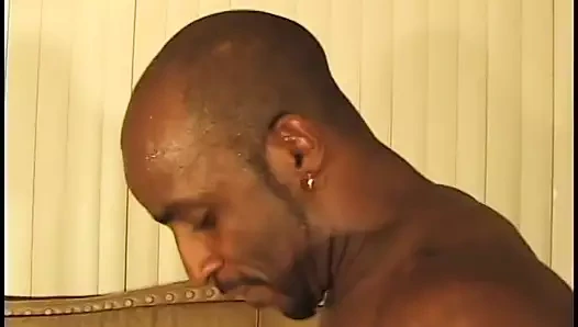 Tombul güzel zenci kaltak siyah yarağa biniyor ve sonra dölleniyor