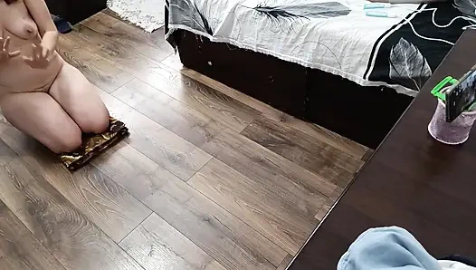 Seksi evli kadın evde çıplak egzersiz yapıyor