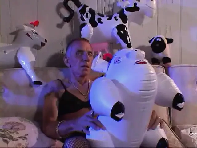 Genç kız her iki delikten de sikiliyor