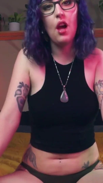 Волнующий момент из "Тренировка шлюшки 101: используя рот - минет инструкции, тренировка шлюшки, женское доминирование в видео от первого лица - мисс Вера Рэй"