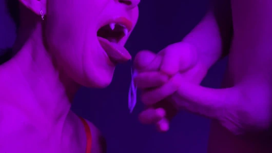 Olgun emiyor ve büyük miktarda taze sperm yutuyor