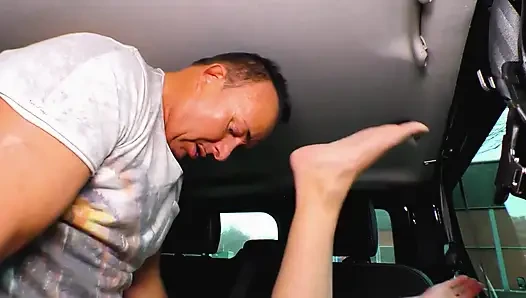 İri göğüslü orta yaşlı seksi kadınlar arabada sikiliyor tam derleme