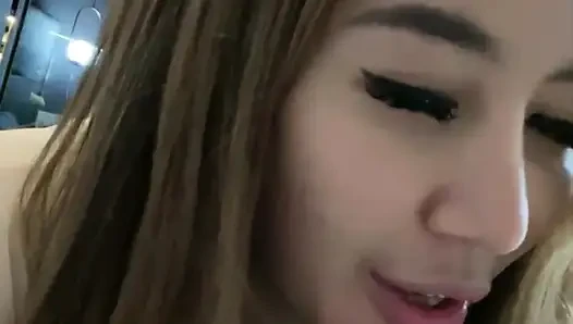 Erkek arkadaşı tarafından şımartılmayı seven güzel bir kadın ünlü bir kadın