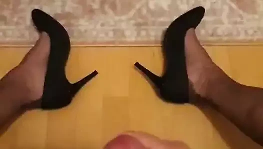 Çift çoraplı ve siyah topuklu ayakkabılara boşalıyor