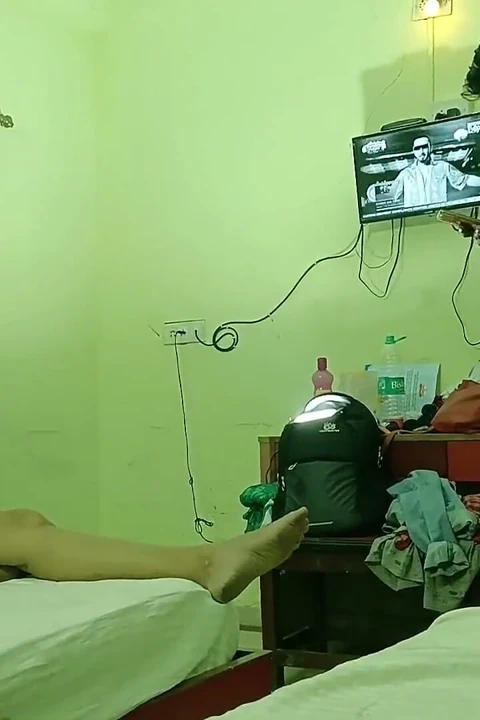 Güzel kız desi tarzında sikişiyor, amının içine boşalma
