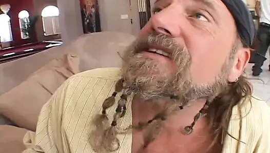 Ateşli tia büyük bir yarak emiyor ve sonra üçlü sekste sert sikiş için eğiliyor