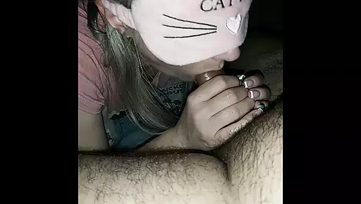 Kuzgun saçlı piliç Kennedy Cymone sert sikişiyor