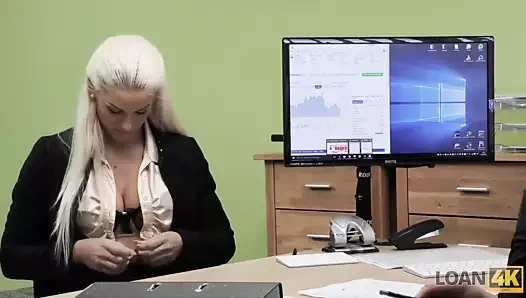 Kredi4k. kesinlikle muhteşem sarışın kız harika seks yapıyor...