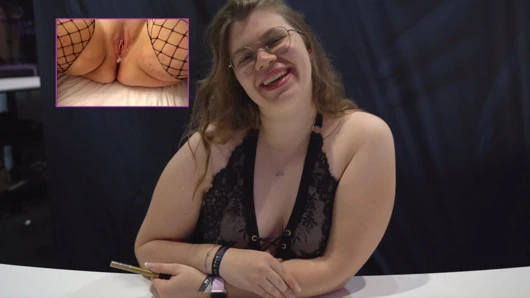 Azgın tombul genç kız ilk Venüs'ünde sert sikiliyor ve dölleniyor