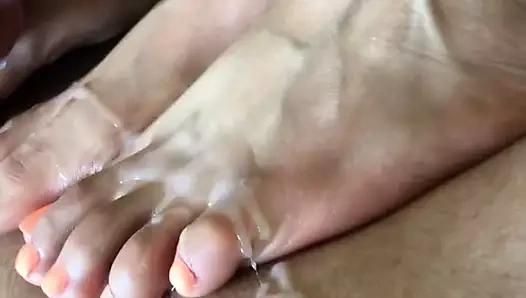 Büyük sulu cumshot üzerinde seksi ayaklar