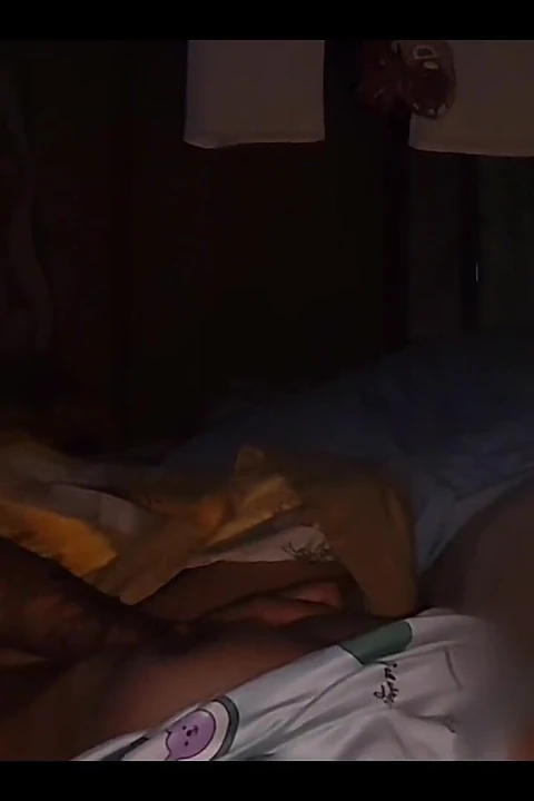 Яя сказала, что она просто будет отдыхать в моей постели, пока моя мачеха за работой.