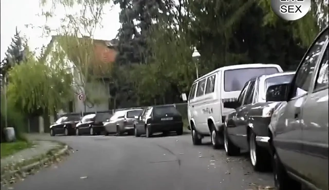 Ateşli sarışın bebek ıslak amcığı parmaklıyor ve titreyerek orgazm oluyor
