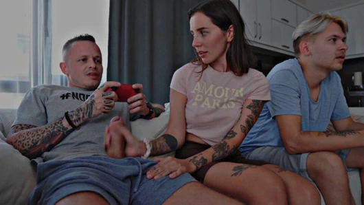 Sürtük erkek arkadaşının arkadaşını baştan çıkardı!