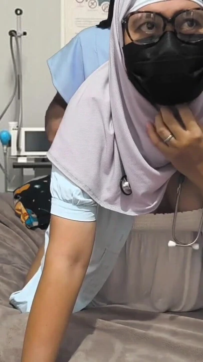 Doktor hasta sikişebilir mi kontrol ediyor. | Klip 2