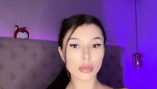 Esmer bikinili büyük memeli