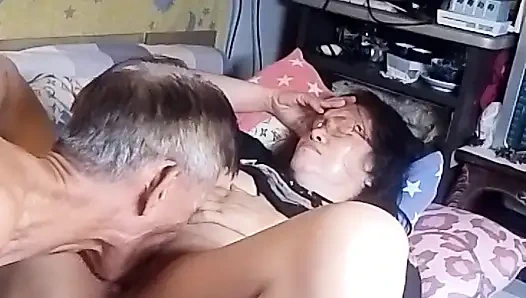 Birçok kez fışkırtıyor ve sikimden ve tounge'dan aldığı tatmini iyi hissediyor