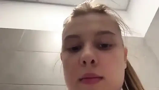 Alışveriş merkezinde halka açık sikişiyor