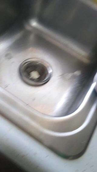 Karısının göğüslerinden krem ​​şanti emmek