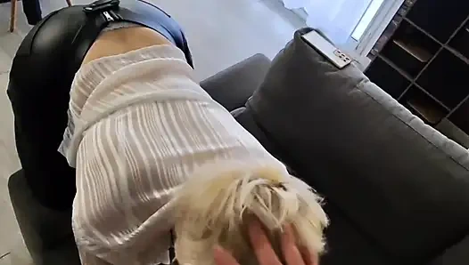 Deri pantolonumu açıyor ve amımı ve götümü sikiyor