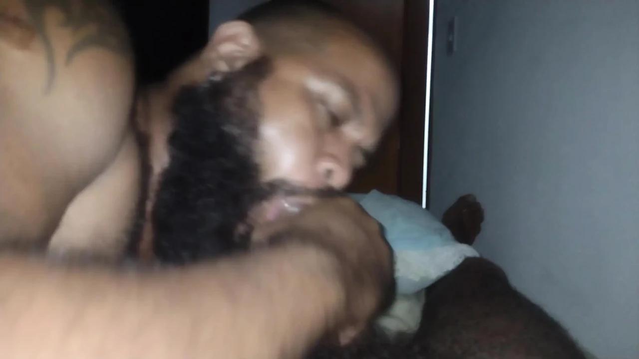 I sucked my straight friend's big cock in secrecy.