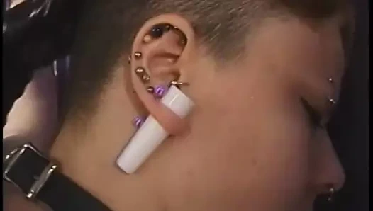 İki metres bdsm fattie'nin göğüslerini çimdikliyor ve kıçını kırbaçlıyor