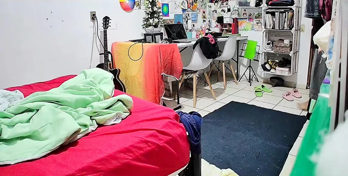 Üvey kız kardeşimi duştan çıkarken izliyorum