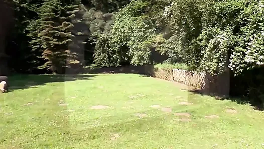 Seksi küçük memeli sarışın bahçede sikişiyor