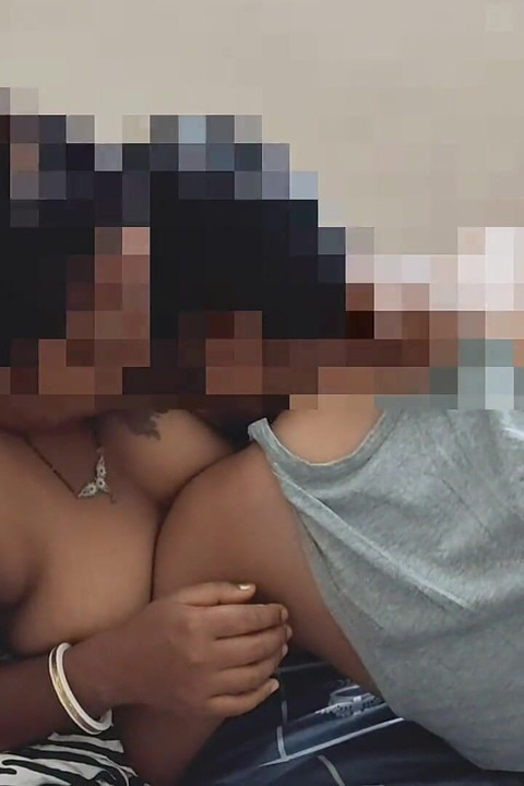Hintli evli kadın arkadaşımı sikerken karımın yarağını yalıyor