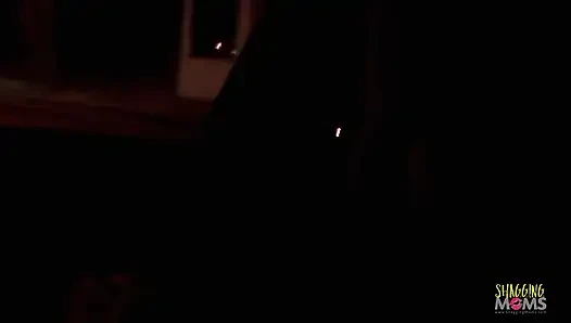 La mora arrabbiata viene scopata in faccia e coperta di sborra nel corridoio