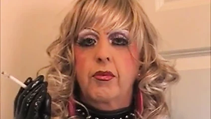 Travesti sürtük Mandyttv sigara içiyor