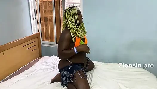 Büyük götlü seksi kız tatmin için büyük salatalık kullanıyor
