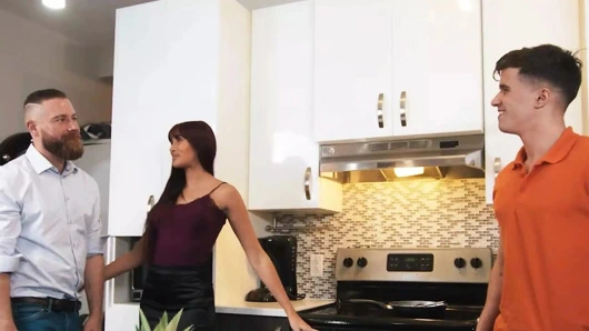 Maverick Sun vaftiz babası daddy cakes geldiğinde ve ona yarağını yutmasını istediğinde kız arkadaşını sikiyor - erkekler