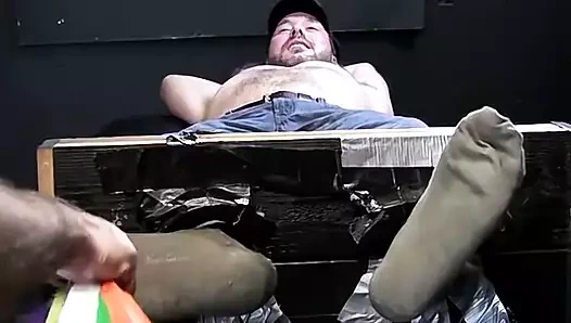 Köylü twink bud hevesle franco'nun onu gıdıklaması için bekliyor