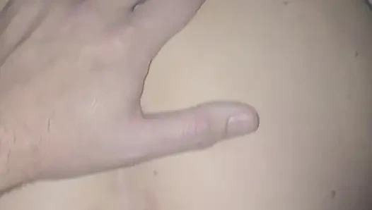 Amımın içine boşalıyor ve ben amcığım dölünü osurarak boşaltıyorum.e