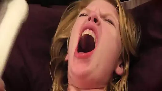 Dövmeli hatun kız arkadaşını büyük vibratörle ıslak amını tatmin ediyor ve yüzüne tokat atıyor