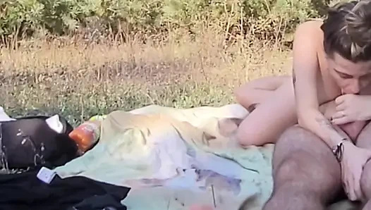 Açık havada gırtlağına kadar halka açık oral seks