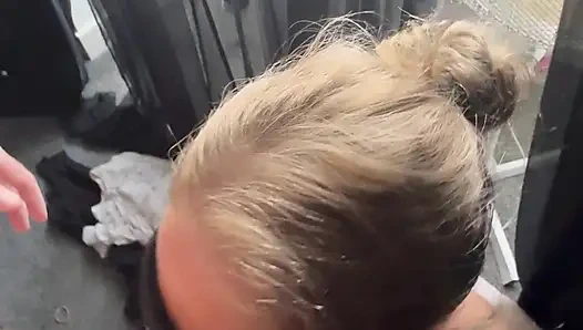 Amatör evli kadın pencereden yabancıların yarağını emiyor ve yüzüne boşalmasına izin veriyor