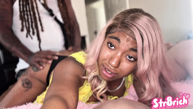 Üvey babam ateşli genç amcığımdayken erkek arkadaşım işte beni genişletiyor