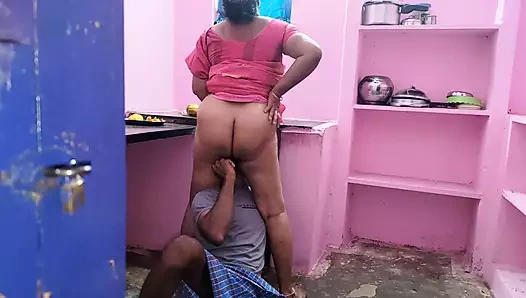 Teyze mutfakta düşmüş bir vibrater arıyor ve ben onun arkasına gittim ve arkasını tuttum ve amını yaladım