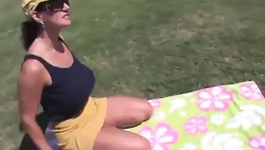 Büyük memeli genç erkek avcısı hakemle sikişiyor