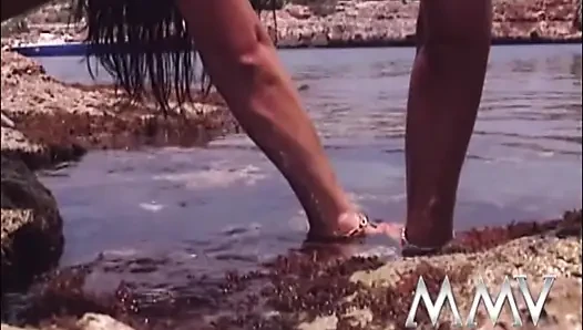 Tatlı kızlar plajda yaramazlık yapıyor
