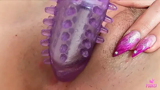 Sırılsıklam amcığı büyük mor dildodan her santimini alıyor!