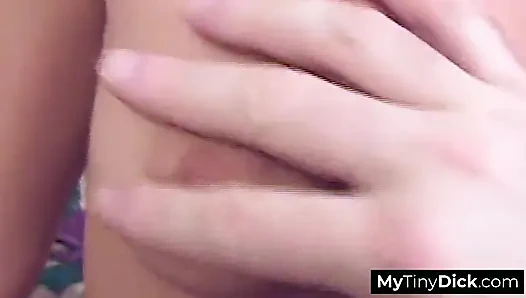 Küçük yarağının acınası boşalmasıyla yüzünü boyar