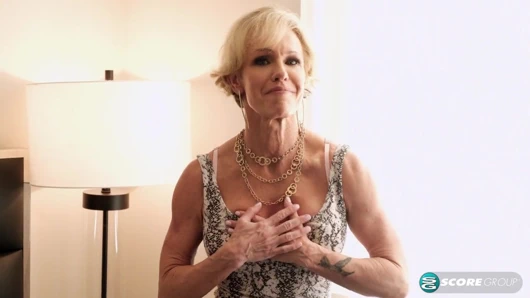 İri göğüslü evli kadın ve anne büyük, genç bir yarağı sikiyor