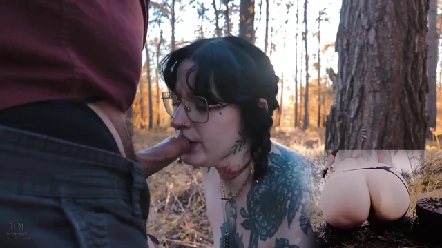Wood Pixie yüzünü boyatıyor, çift kamera, ekranda göt deliği