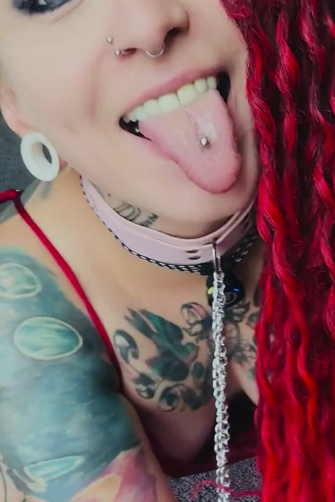 Meme kıskaçları, anal tıkaç, fışkırtma ve seksi inleme