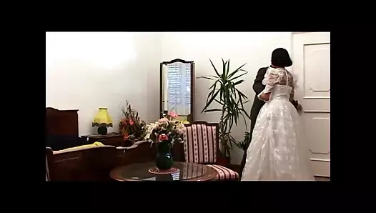 Genç bir İtalyan gelin iki büyük alıyor