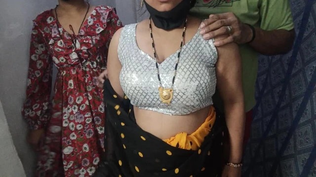 Azgın büyük memeli evli kadın ve baldızla vahşi Hintli üçlü seks