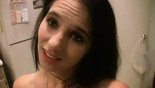 Eski sevgilim çekinmeyen esmer kadın içine almayı seviyor